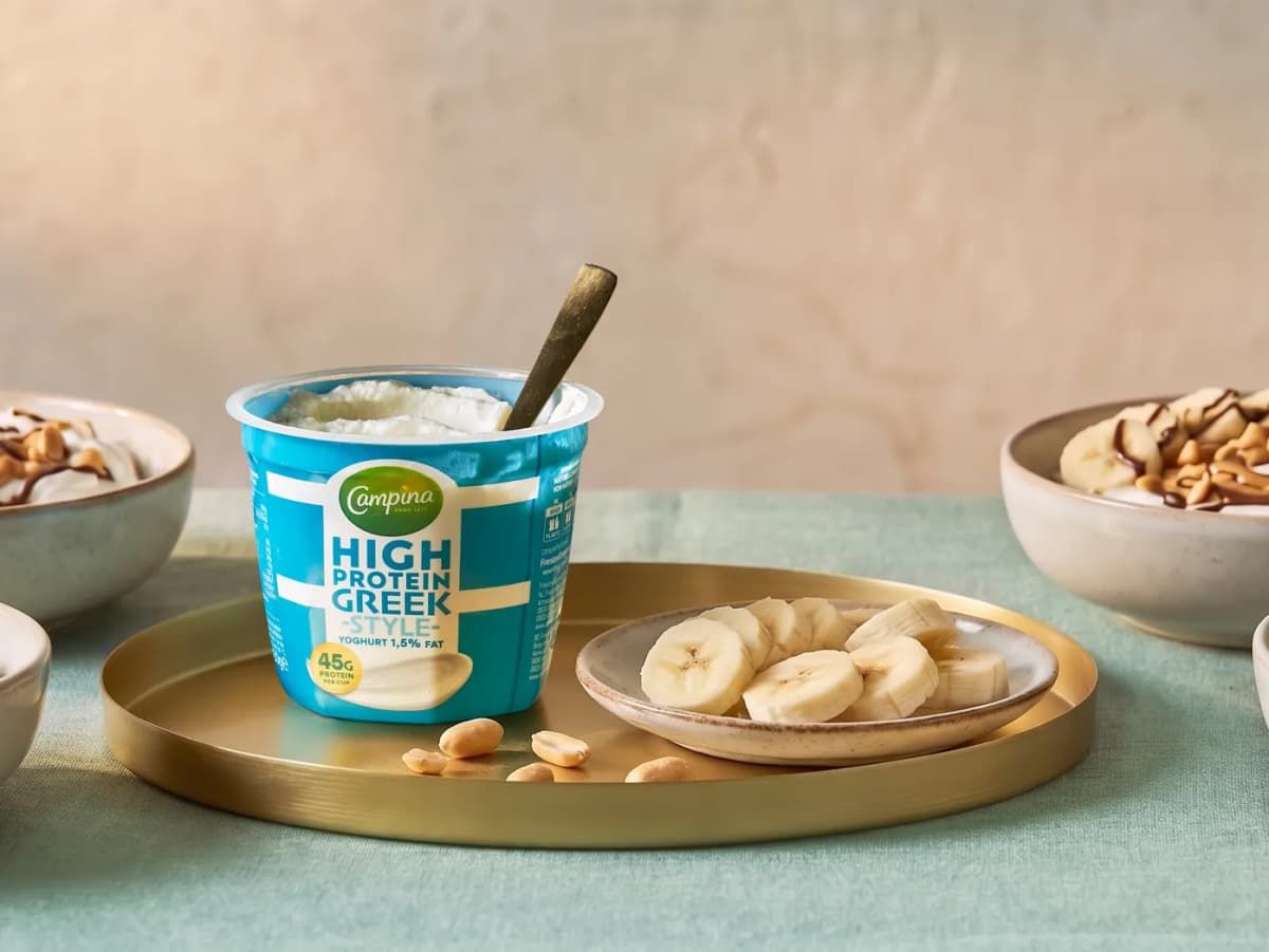 Yoghurtontbijt met banaan, pinda en chocolade
