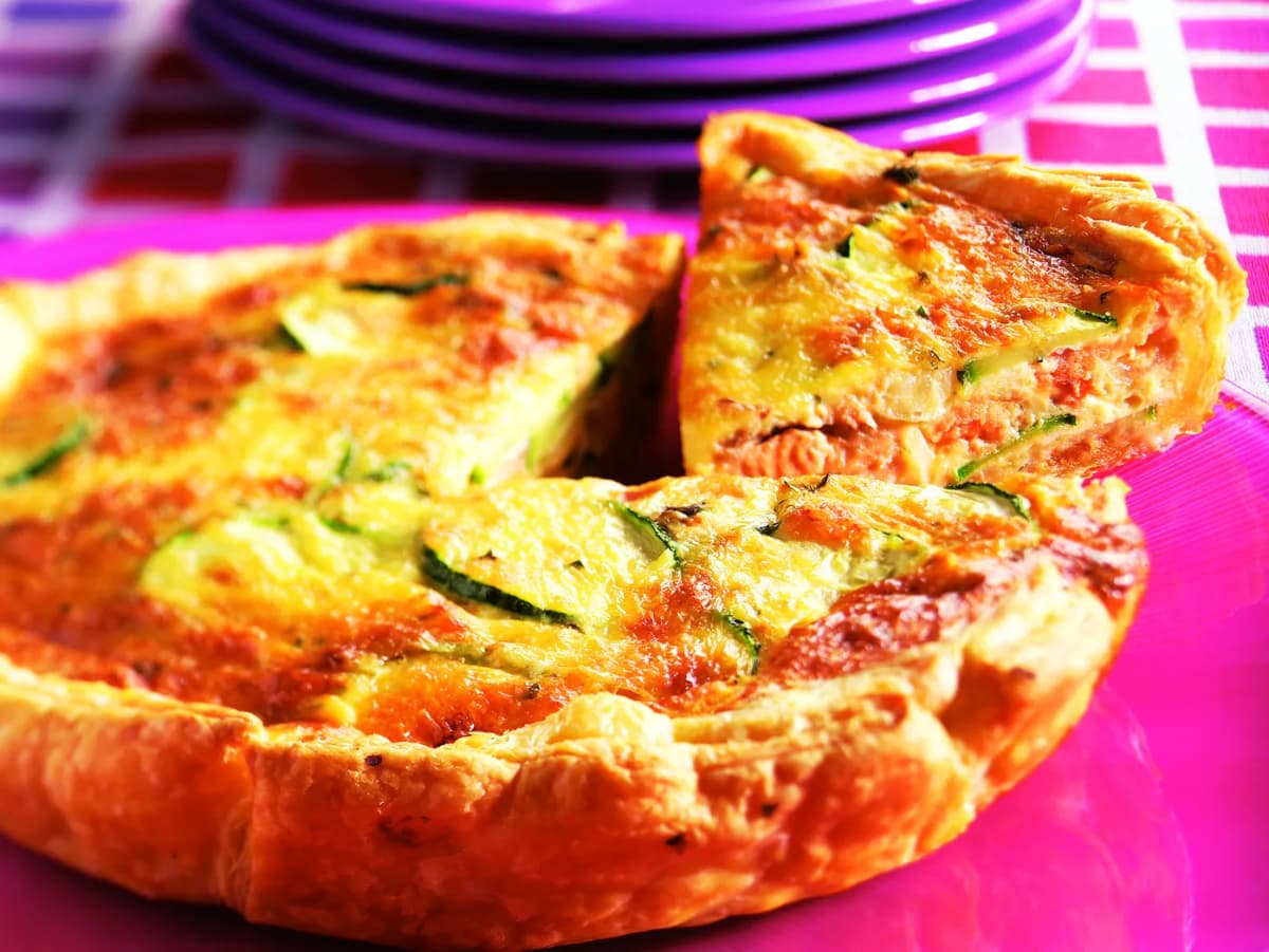 Zalmtaart met courgette en kaas