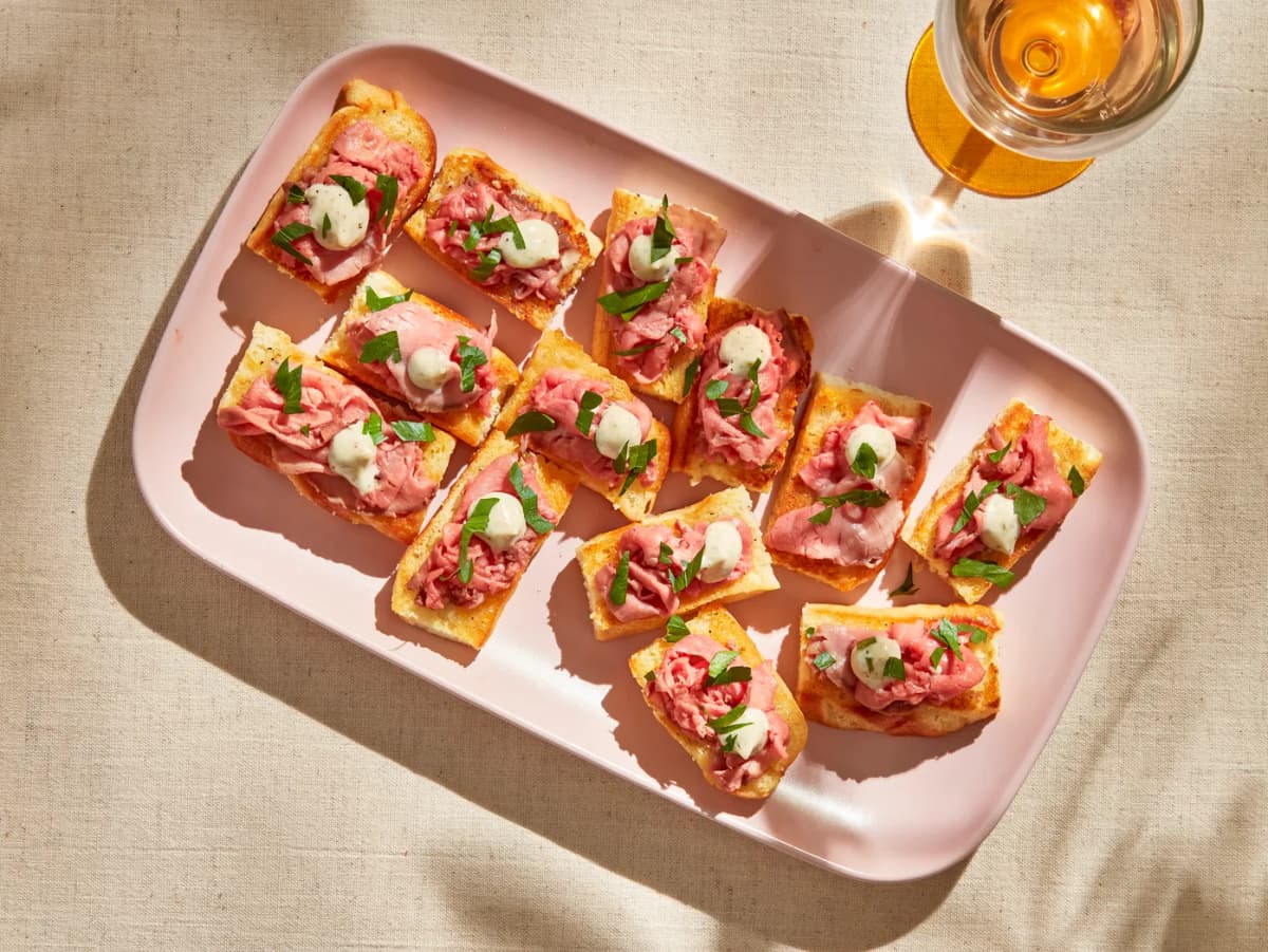 Brioche bites met rosbief en truffelmayonaise