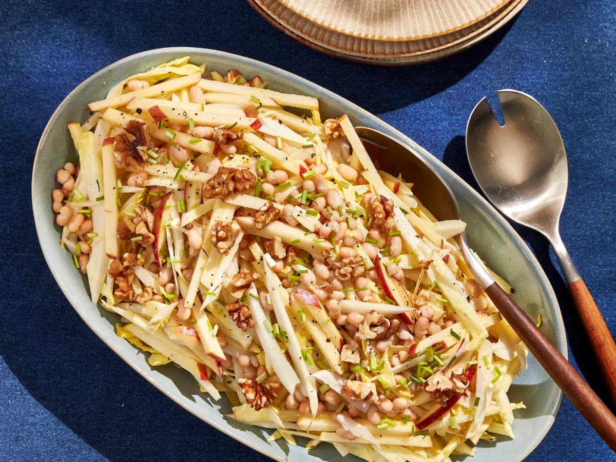 Witlofsalade met appel en walnoten