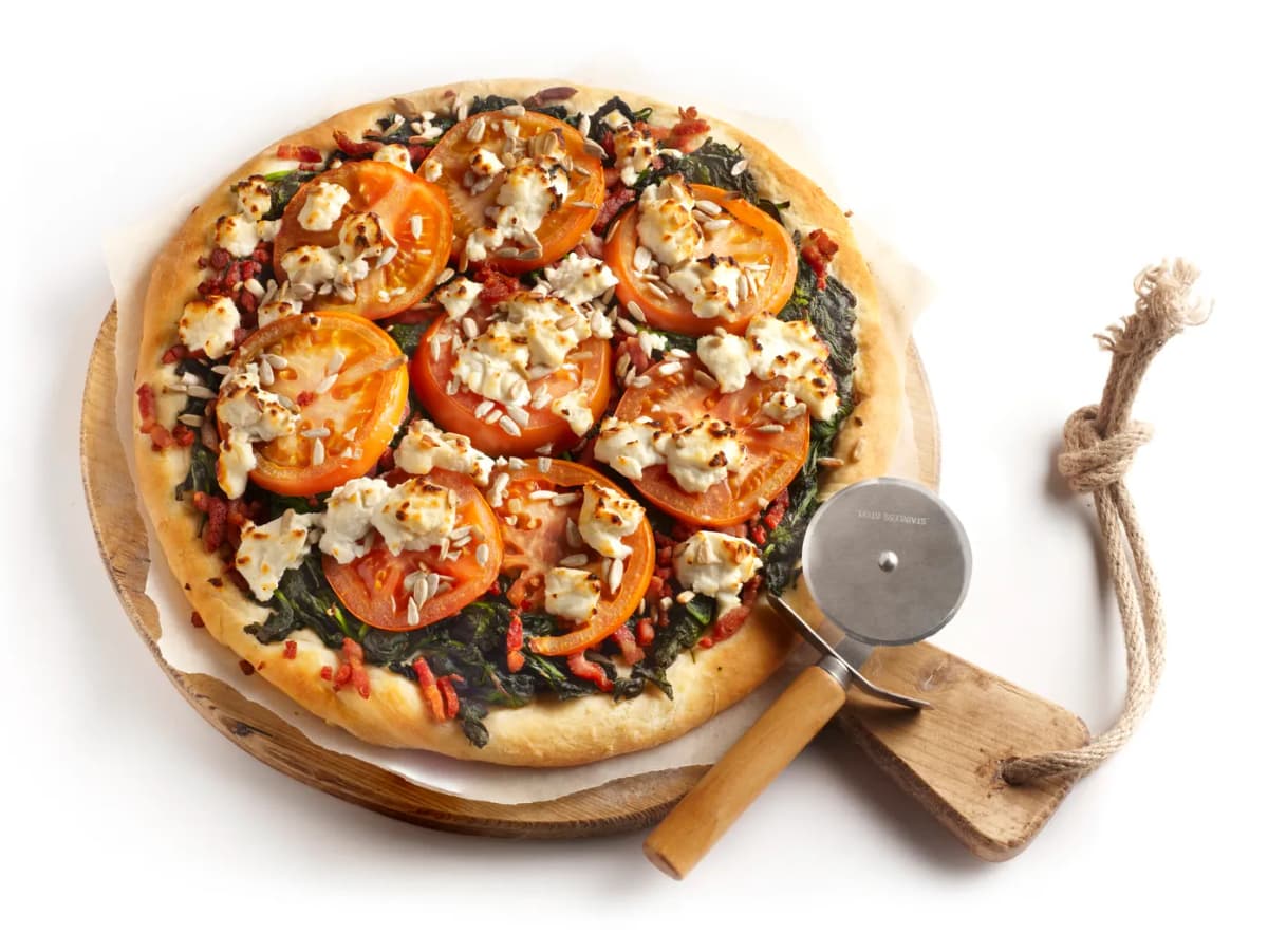Plaatpizza met spinazie en spekjes
