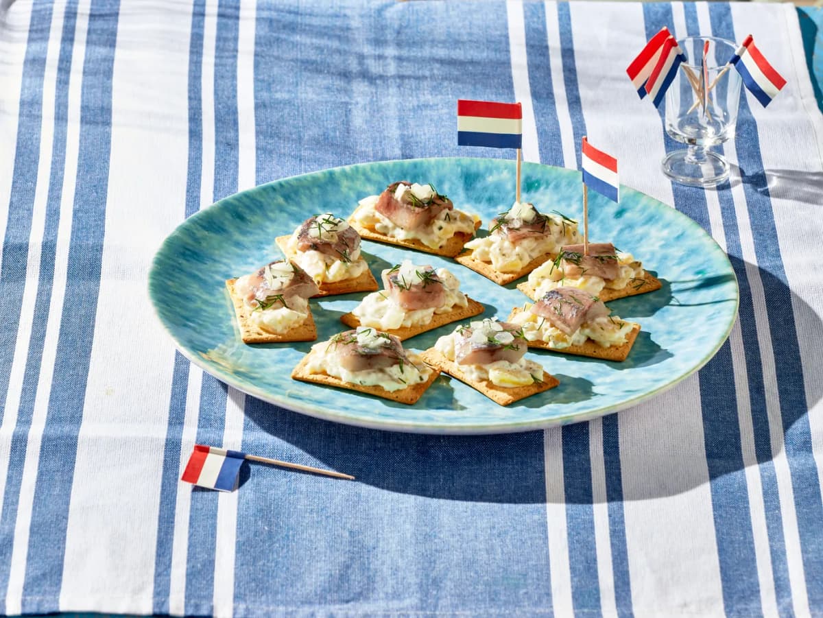 Toastjes met haring en aardappelsalade