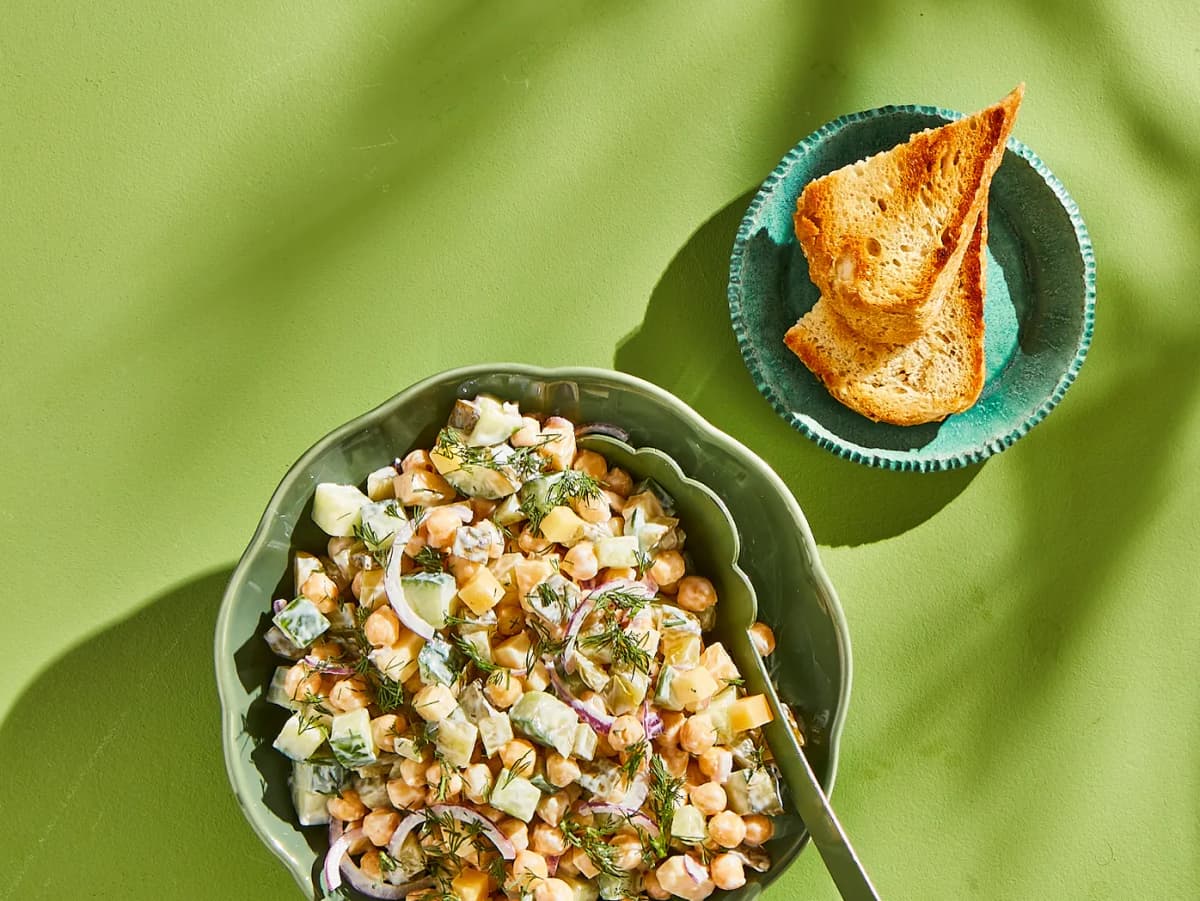 Kikkererwtensalade met augurk en oude kaas