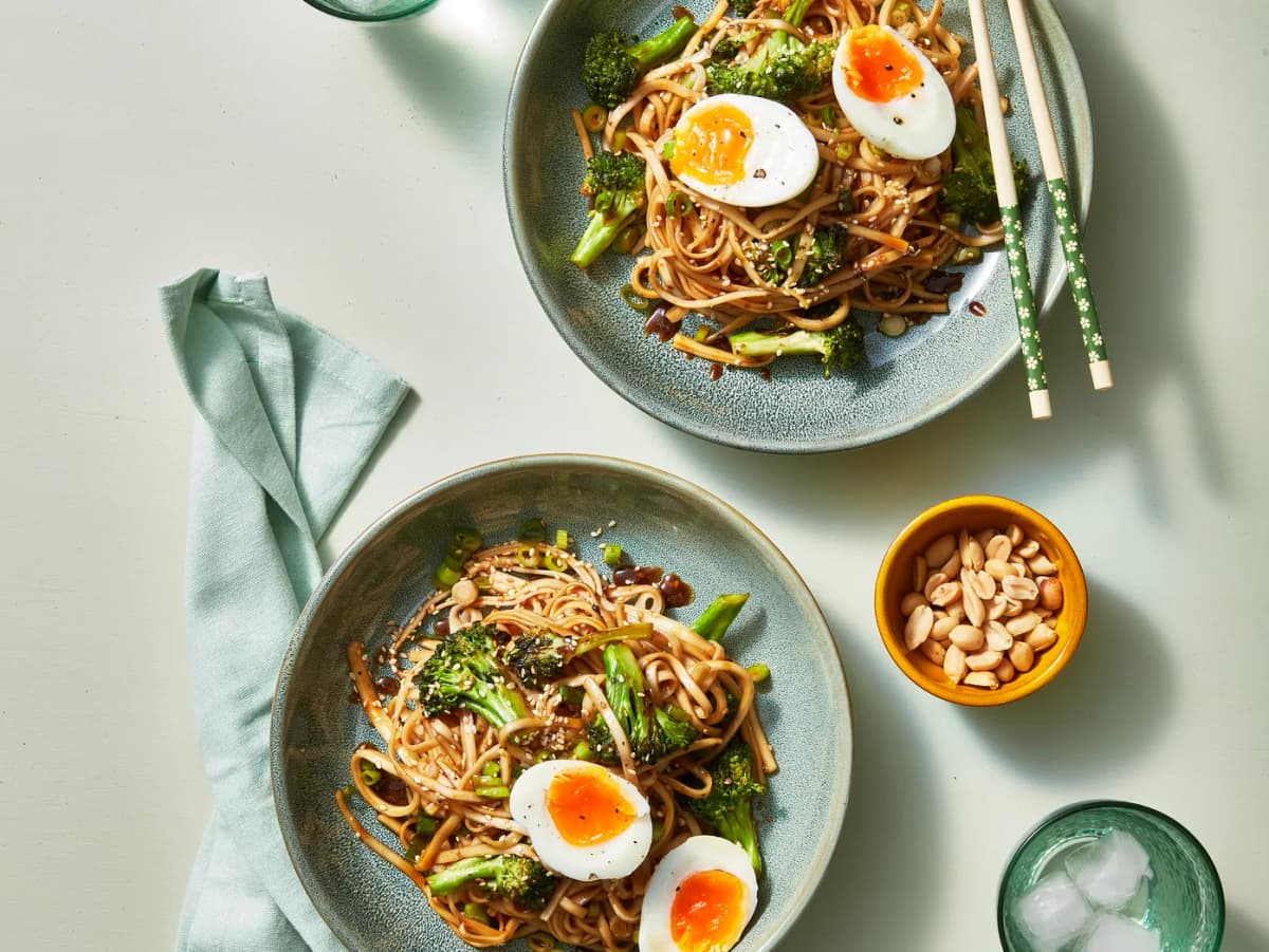 Sticky honing-sojanoedels met broccoli en ei