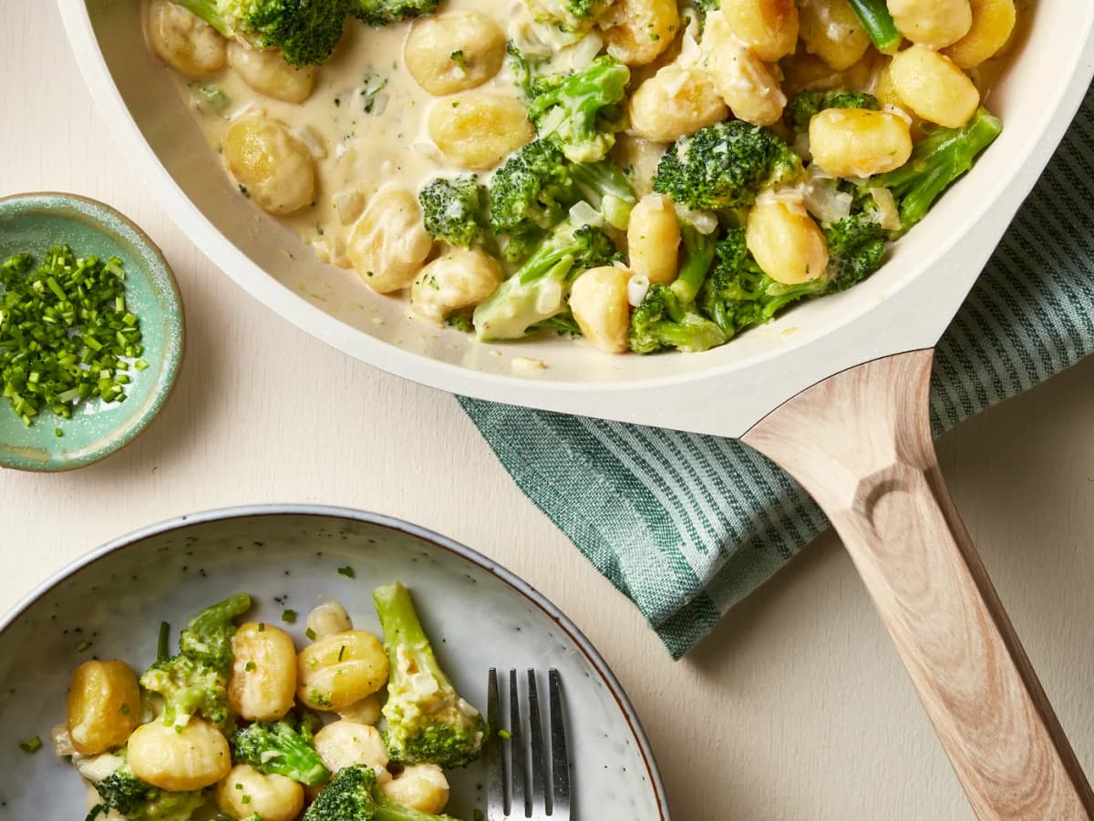 Romige gnocchi met broccoli en cheddar kaassaus