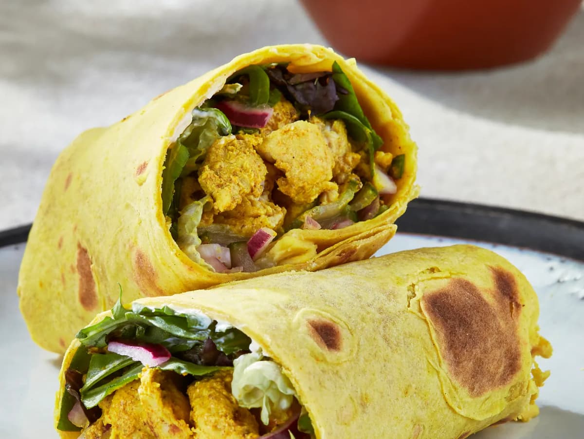 Knapperige roti rol met masala-kip en frisse komkommerpickle