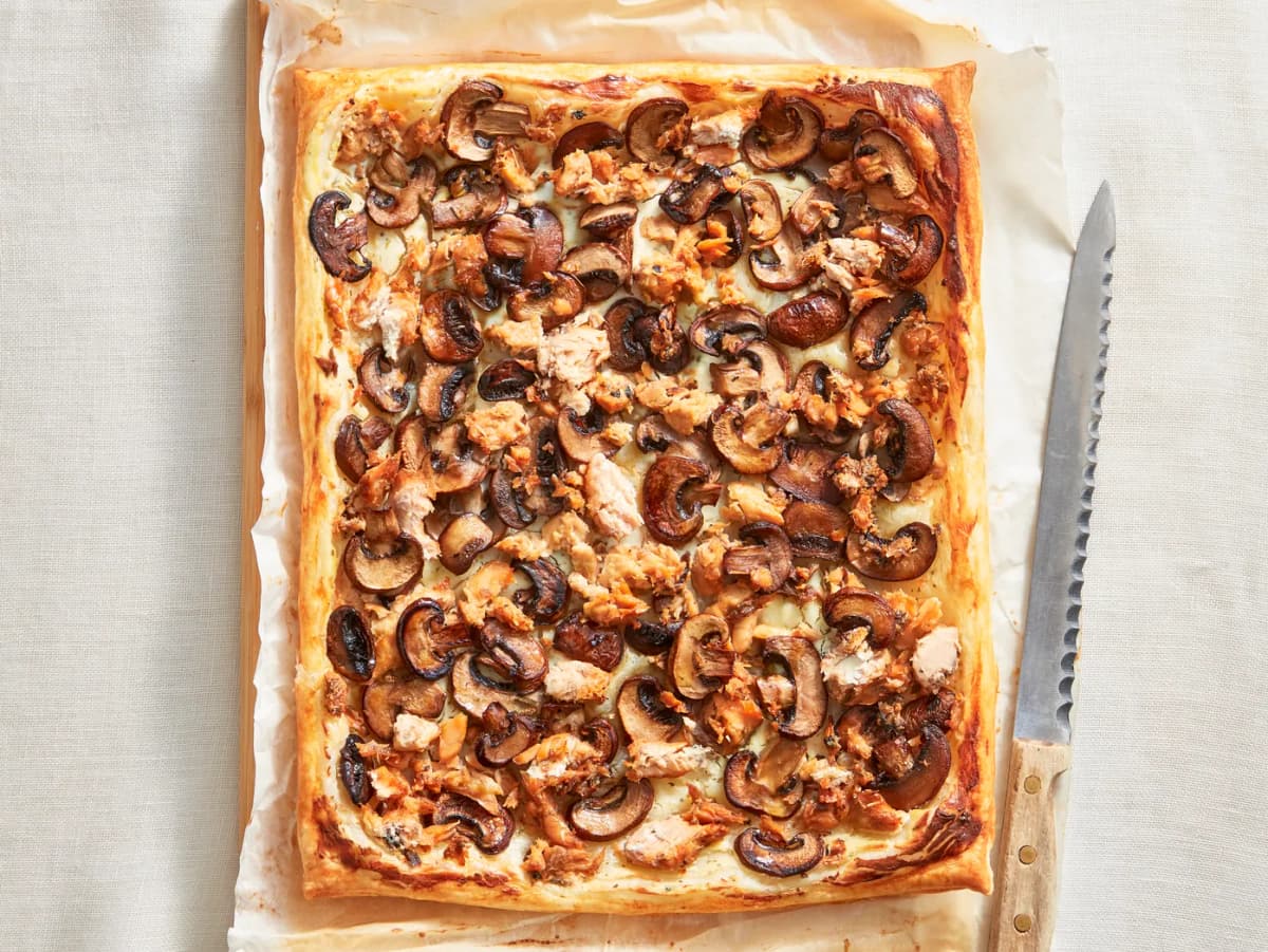 Plaattaart met zalm en champignons