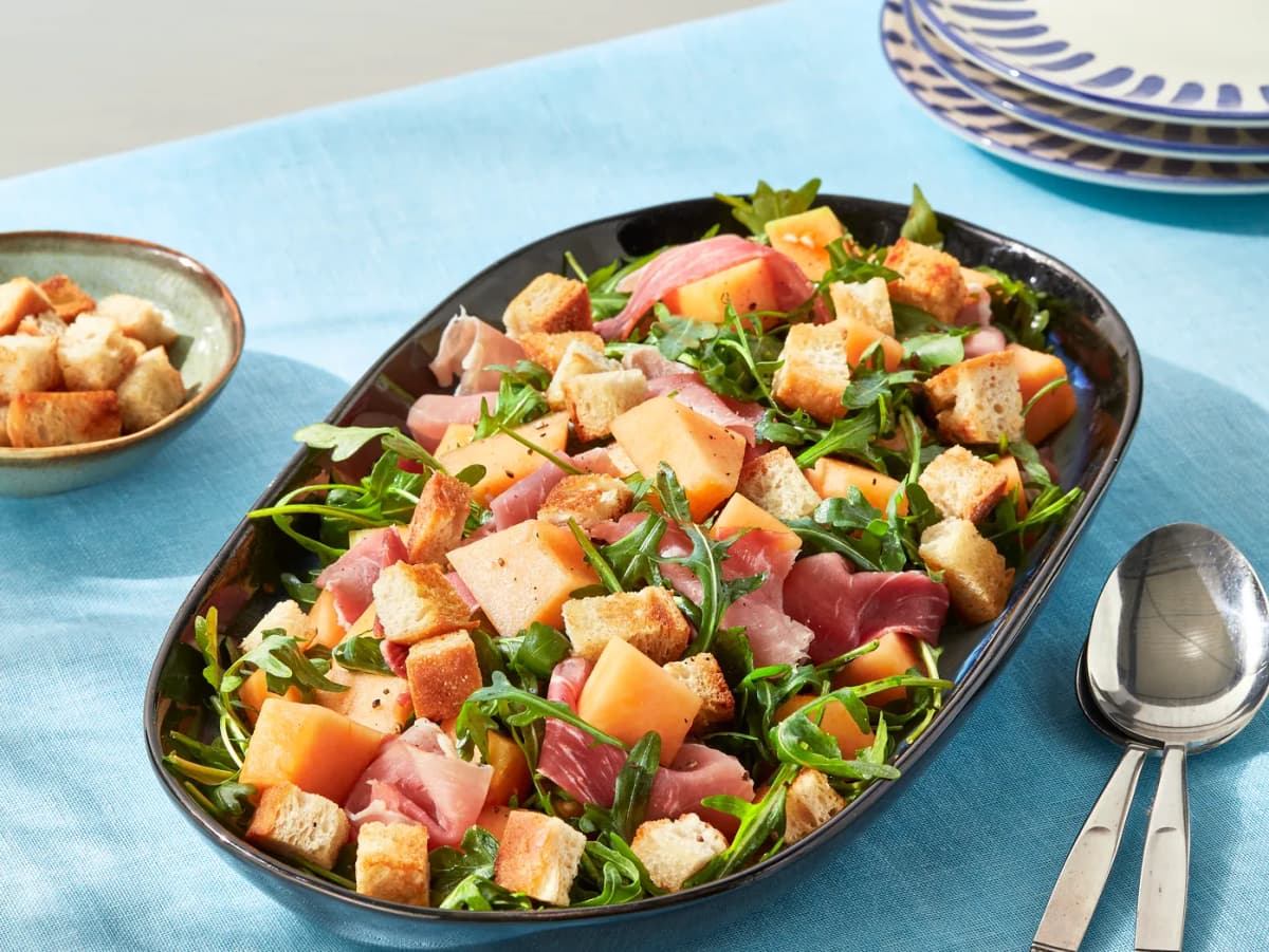 Meloensalade met rauwe ham en croutons