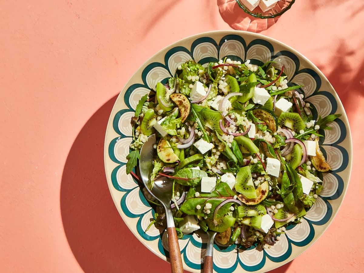 Groene salade met parelcouscous en witte kaas