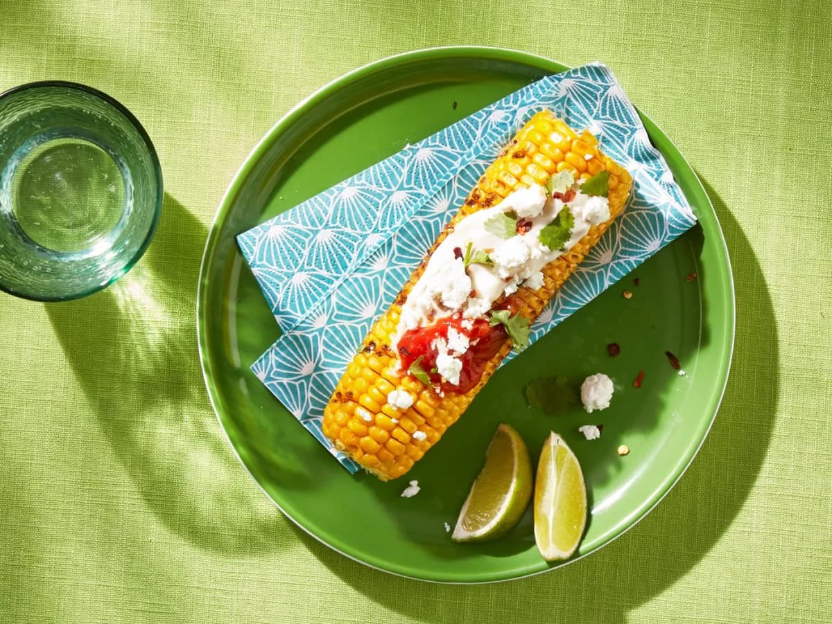 BBQ-plank met gegrilde maiskolven