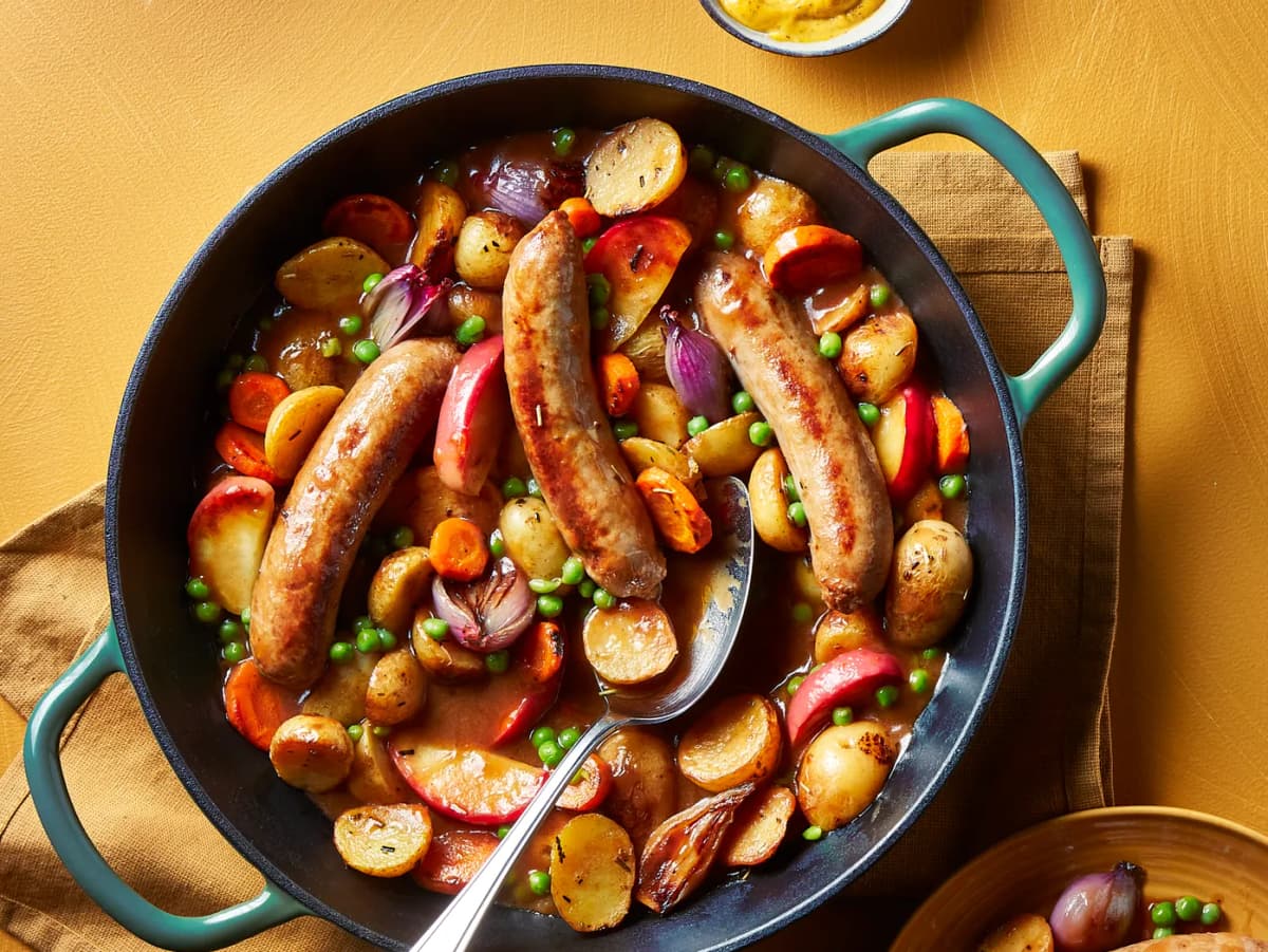 Saucijsjesstoof met appel, sjalot en krieltjes