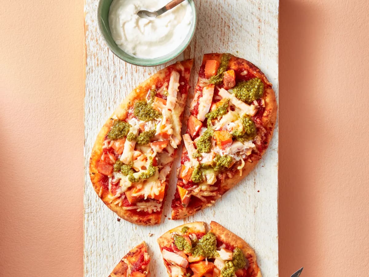 Naanpizza’s met zoete aardappel, kip en zure room