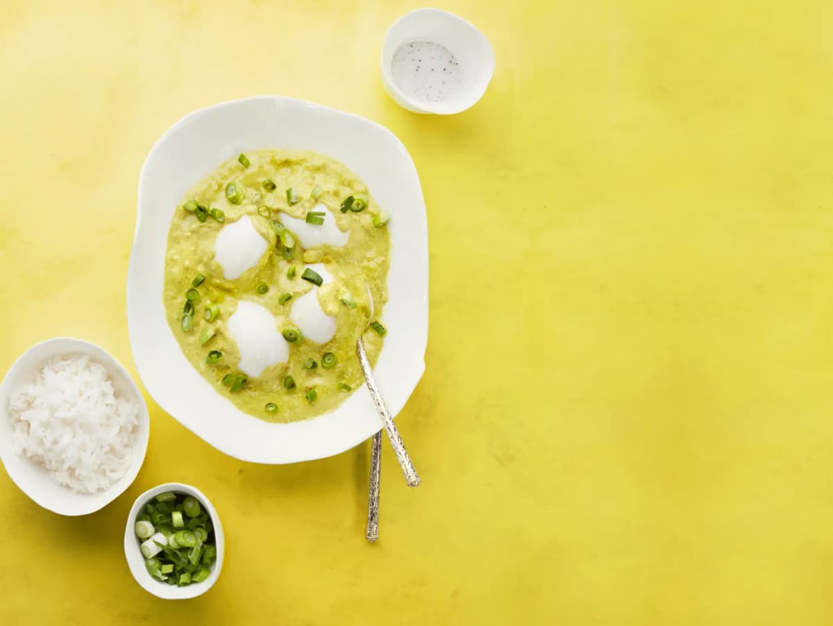 Curry-eieren in kokossaus