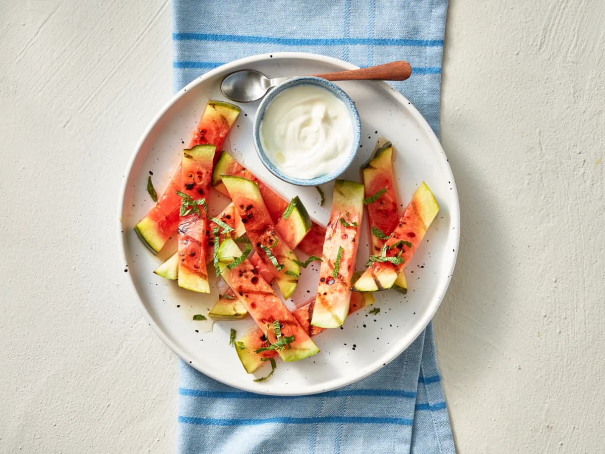 Gegrilde watermeloen met honing-yoghurtdip