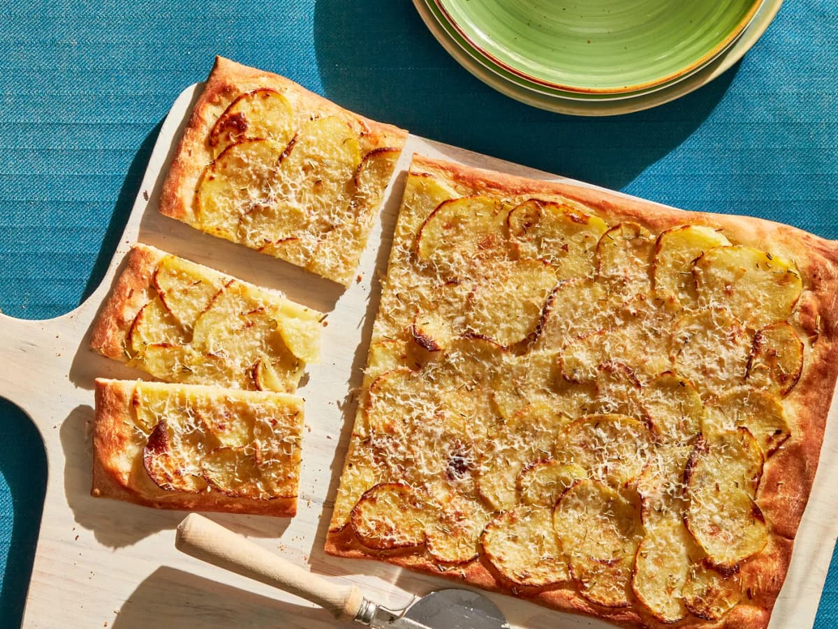 Pizza met aardappel en rozemarijn