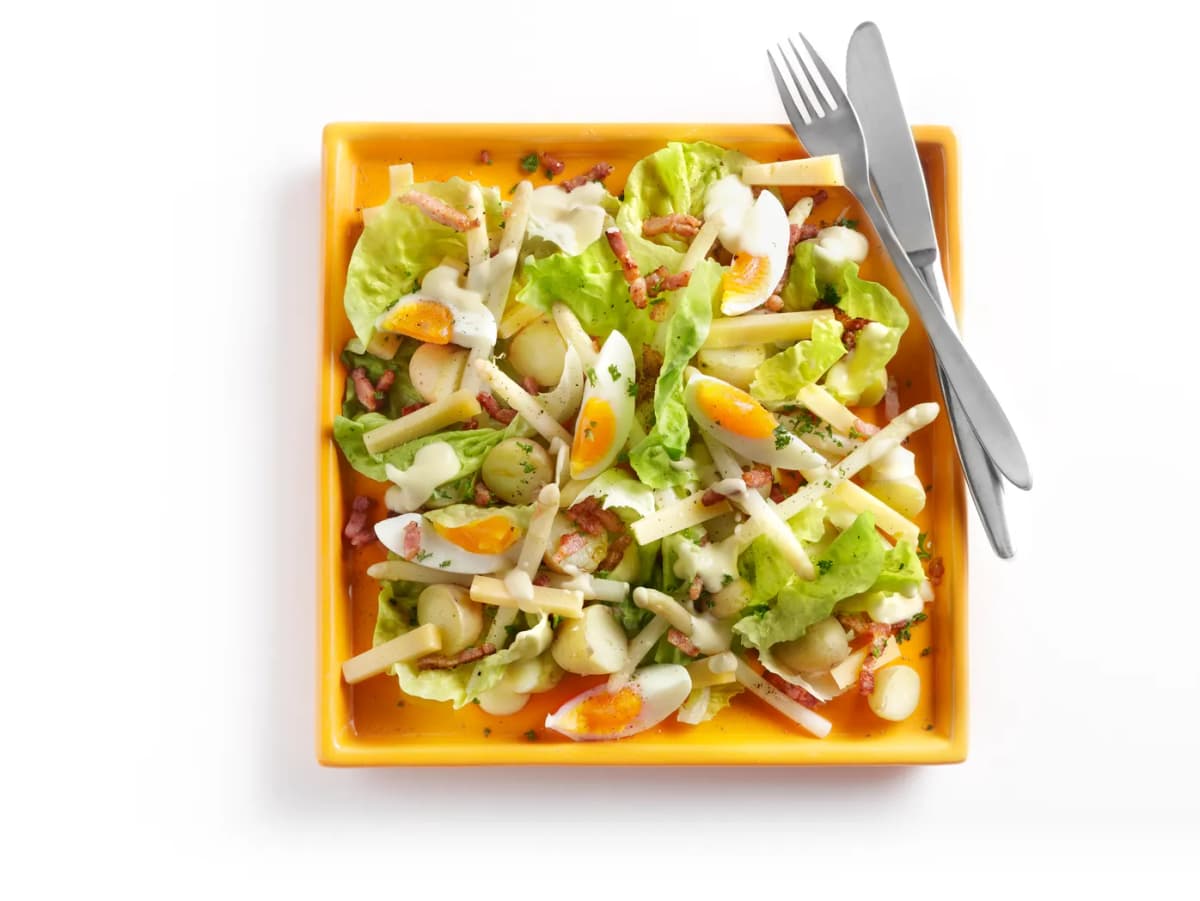 Maaltijdsalade met asperges, spekjes en boerenkaas