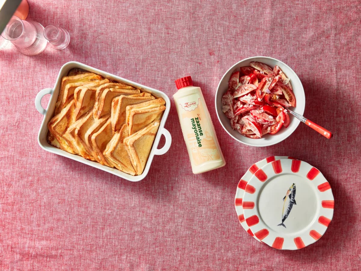 Tosti-ovenschotel met tomatensalade